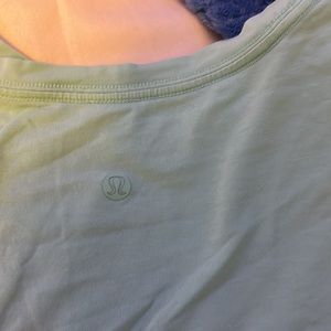 LULULEMON TEE